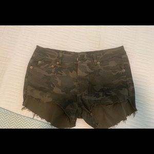 Camo cut off shorts